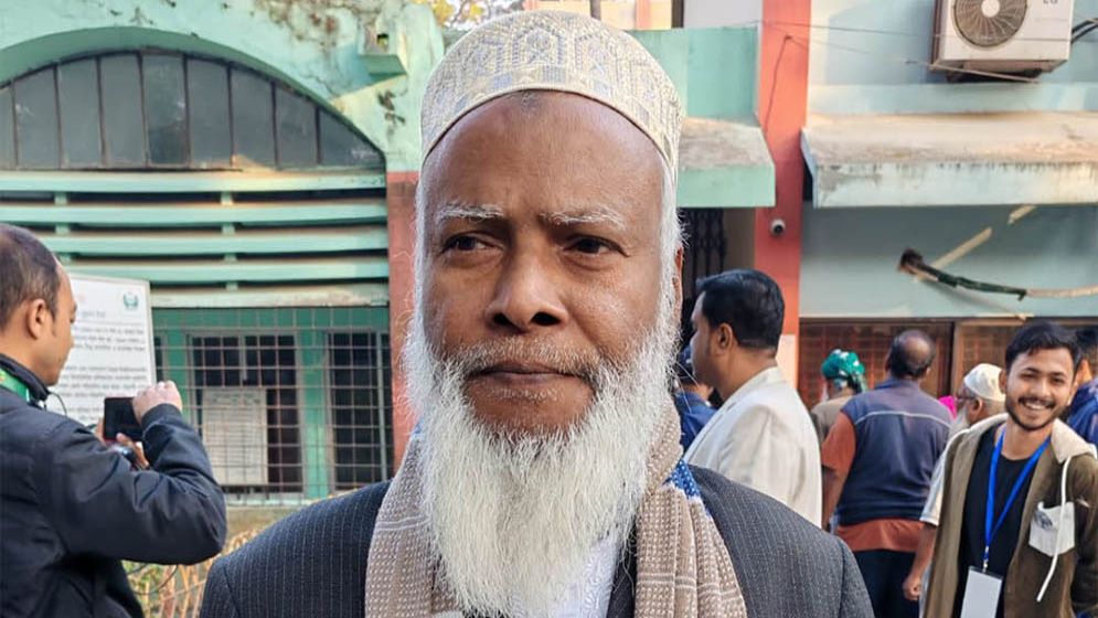 ৩৫ বছর পর ভোট দিলেন অবসরপ্রাপ্ত অধ্যক্ষ রবিউল ইসলাম