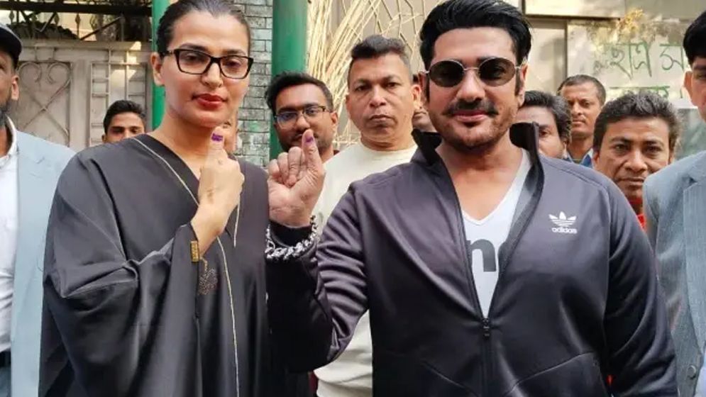 ভোট দিয়েই বিদেশে উড়াল দিলেন অনন্ত ও বর্ষা