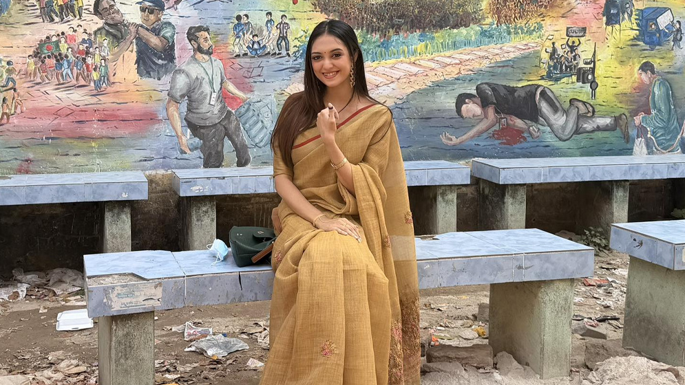 ১৬ ঘণ্টার যানজট পেরিয়ে প্রথমবার ভোট দিলেন পারশা
