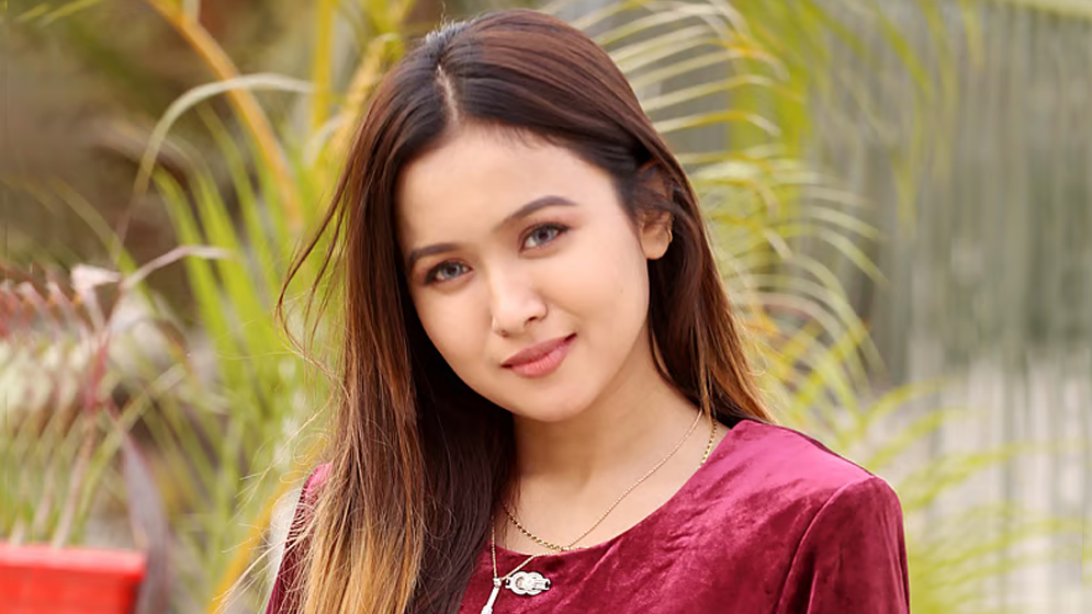 ৬০ বছরেও নিজেকে ‘কিশোরী’ ভাবতে চান চমক