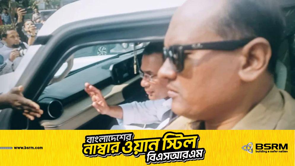 জুমার নামাজে যাওয়ার পথে এলাকাবাসীর সঙ্গে কুশল বিনিময় করলেন বিএনপি চেয়ারম্যান তারেক রহমান