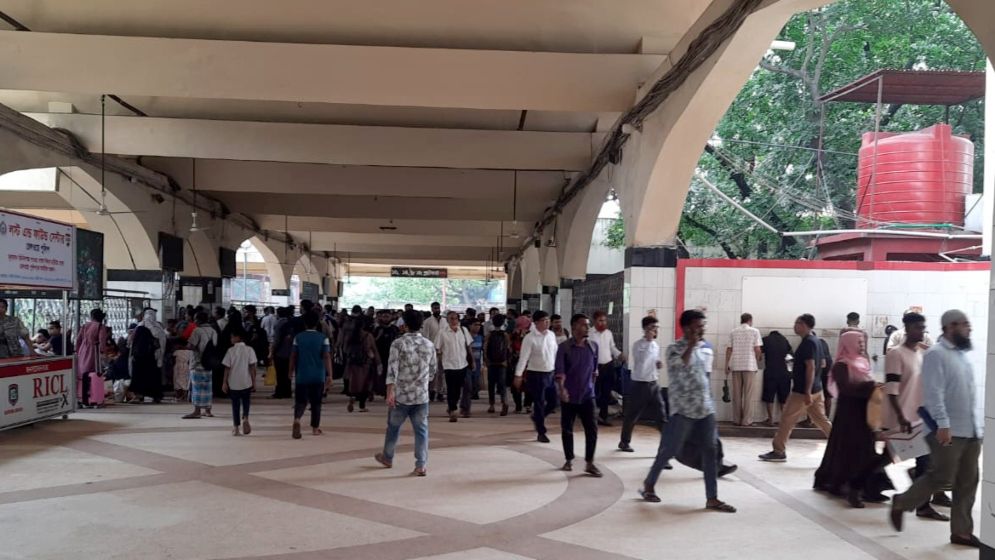 ছুটি শেষে রাজধানীমুখী মানুষ