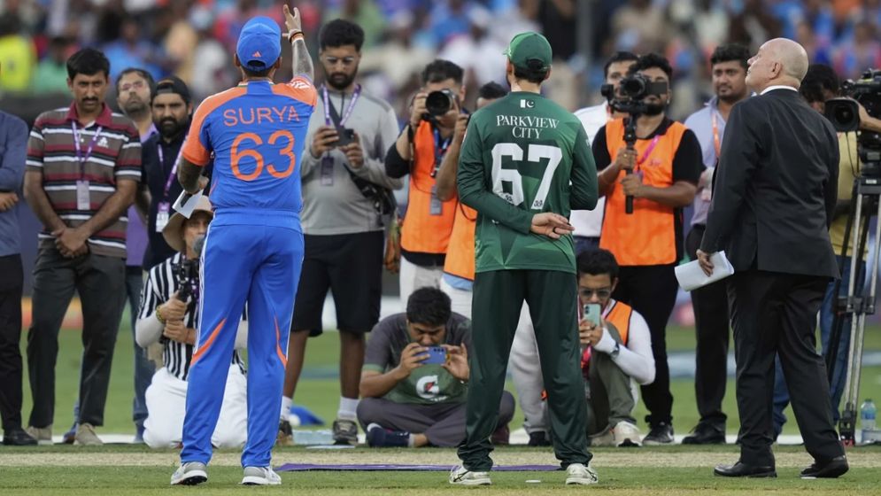 ‘হ্যান্ডশেক’ প্রশ্নে ভারত অধিনায়কের রহস্যময় জবাব