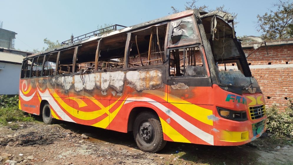 বিএনপি নেতার ২ বাসে আগুন