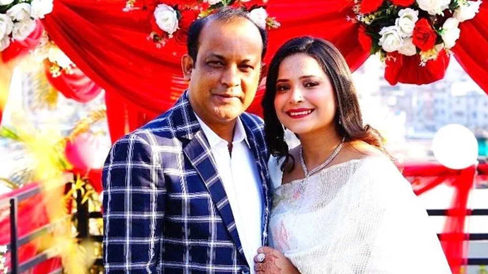 ভালোবাসা দিবসে বিয়ে করলেন নাট্য পরিচালক দীপু হাজরা