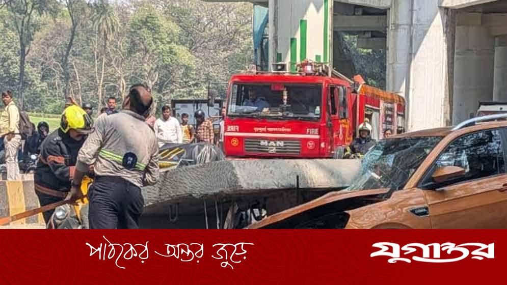 ভারতের মুম্বাইয়ে মেট্রোরেল পিলার ভেঙে গাড়ির ওপর পড়ে, নিহত ১