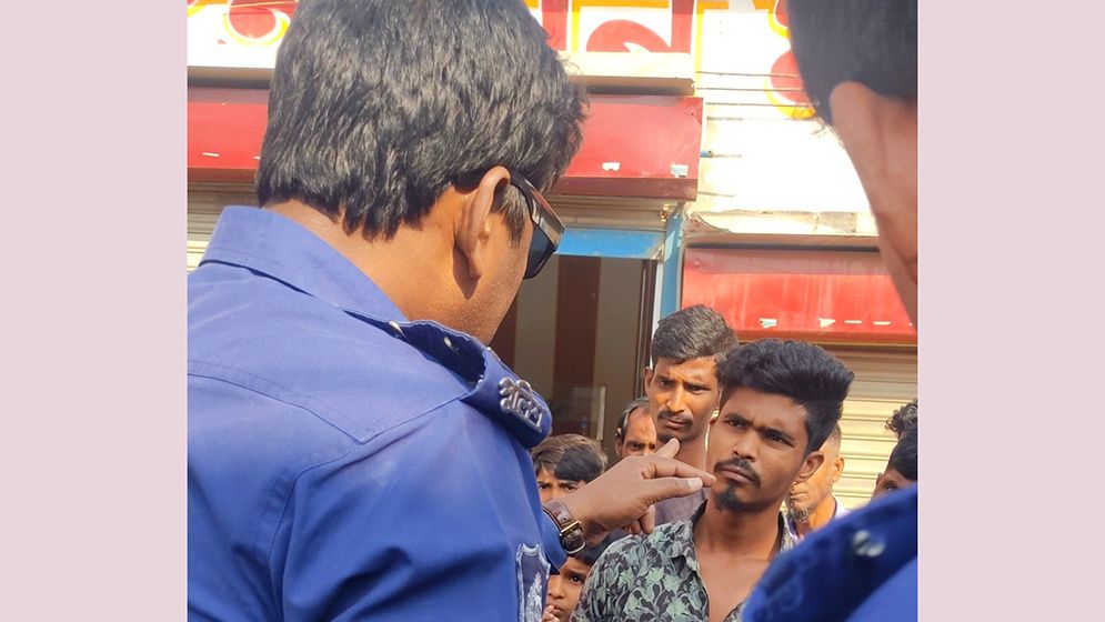 দোকান বাকি নিয়ে তর্ক, এনসিপি কর্মীকে ধরে নিয়ে যুবদল নেতার মারধর