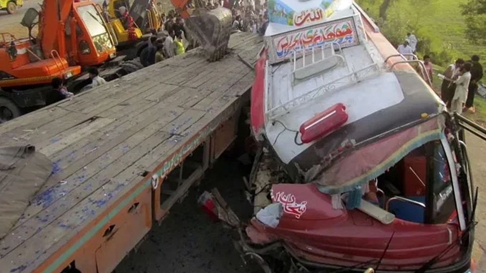 পাকিস্তানে ভয়াবহ সড়ক দুর্ঘটনায় চালকসহ নিহত ১১