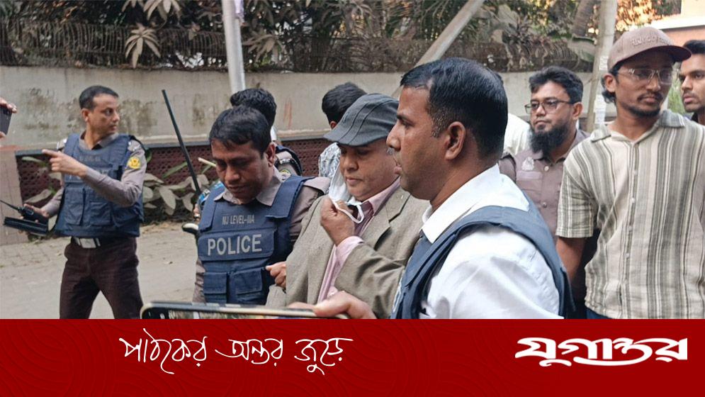 ধানমন্ডি ৩২ থেকে ঢাবি অধ্যাপকসহ ৫ জনকে আটক করেছে পুলিশ