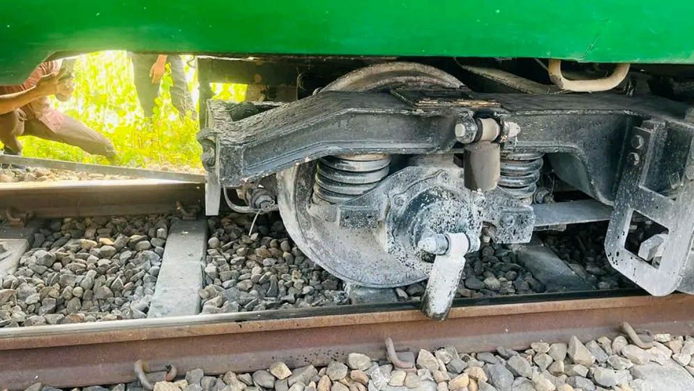 নাঙ্গলকোটে মহানগর এক্সপ্রেস ট্রেনের বগি লাইনচ্যুত