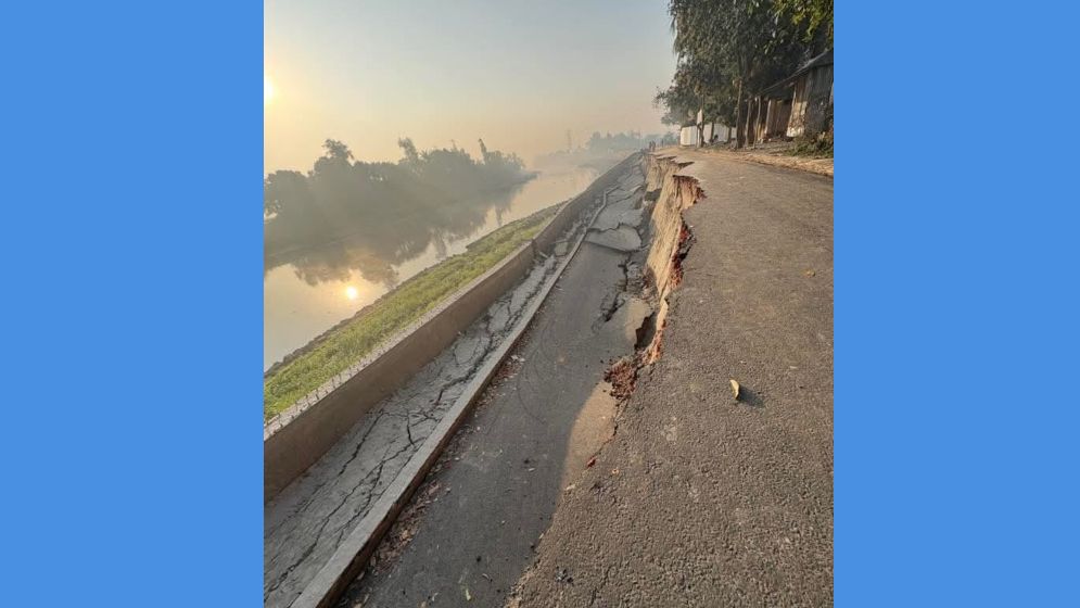 গাজীপুরে উদ্বোধনের আগেই ধসে পড়ল সড়ক