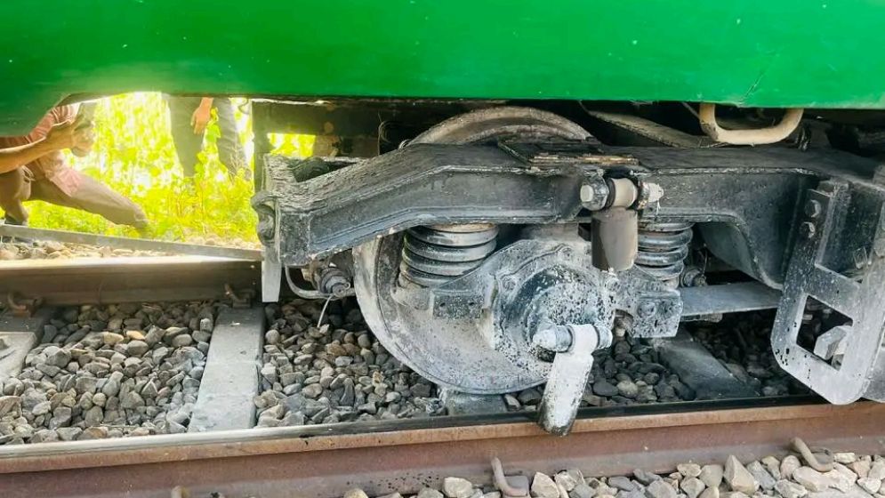 নাঙ্গলকোটে লাইনচ্যুত ট্রেনে আগুন