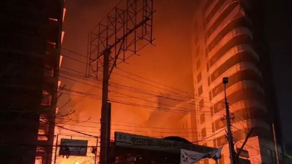 কারওয়ান বাজারে গ্যারেজে আগুন