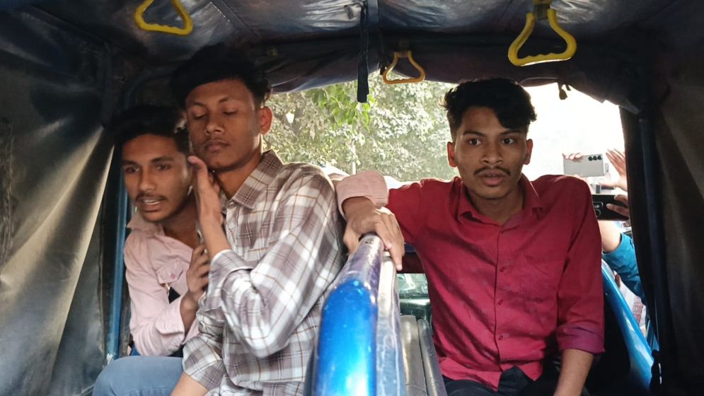 ৩ যুবক আটক, ঢাবি অধ্যাপককে ‘মব’ থেকে উদ্ধার: ওসি