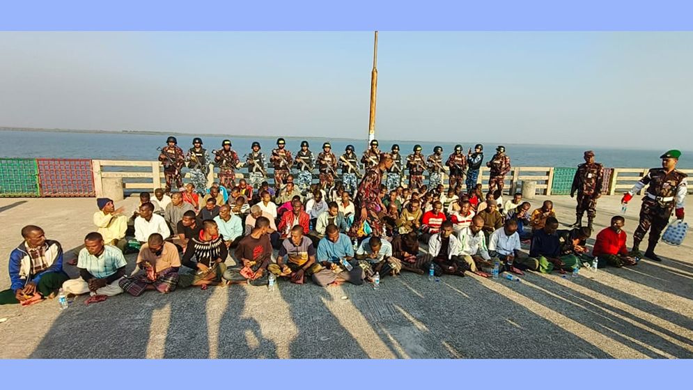 আরাকান আর্মির কাছে জিম্মি ৭৩ জেলে ফেরত আনল বিজিবি