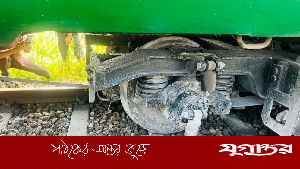 নাঙ্গলকোটে লাইনচ্যুত ট্রেনে আগুন: যাত্রীদের আতঙ্ক, বড় দুর্ঘটনা এড়ানো