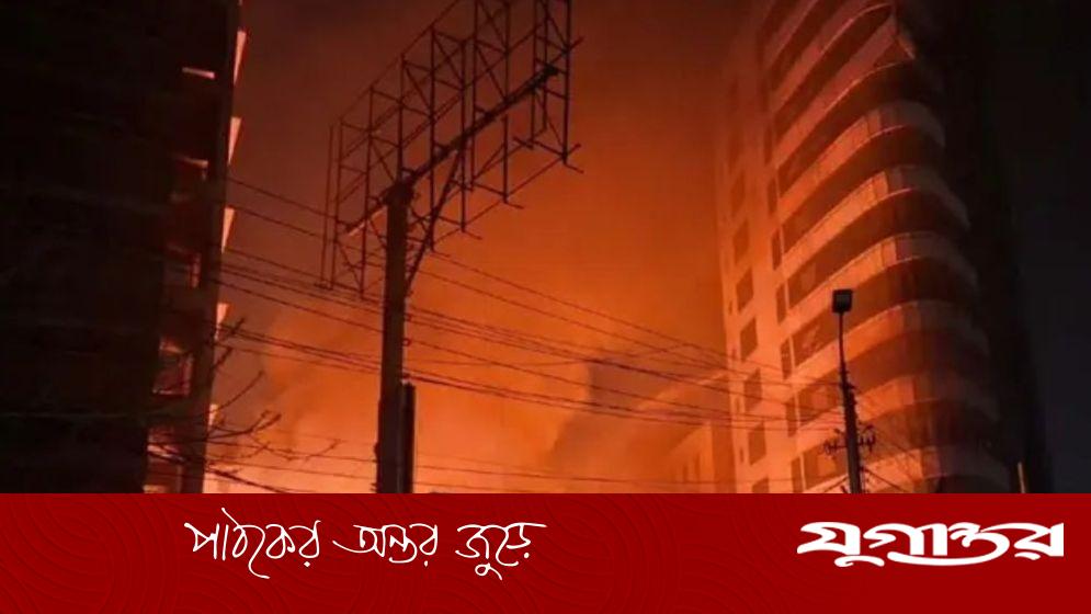 রাজধানীর কারওয়ান বাজারে গ্যারেজে আগুন, ফায়ার সার্ভিসের পাঁচ ইউনিট নিয়ন্ত্রণে কাজ করছে