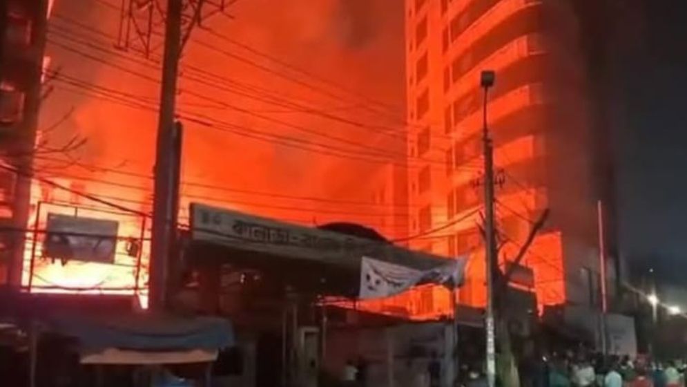 কারওয়ান বাজারের আগুন নিয়ন্ত্রণে ইউনিট বেড়ে ১০