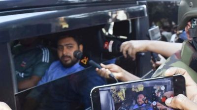 শপথ নিতে সংসদ ভবনে নাহিদ-আখতার-হাসনাত