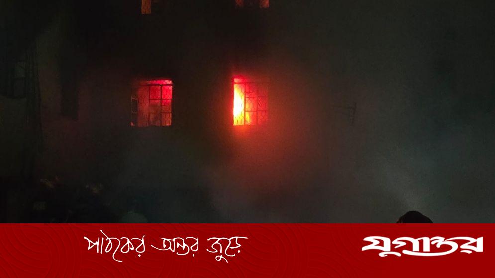 কারওয়ান বাজারে পাঁচতলা ভবনে আগুন, ফায়ার সার্ভিসের ১০ ইউনিটের প্রচেষ্টায় নিয়ন্ত্রণে