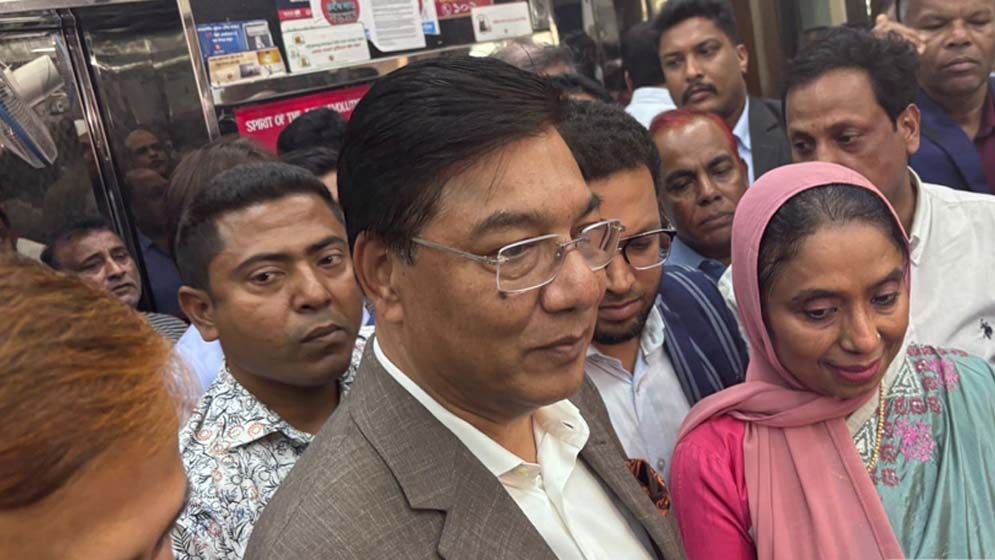 যাত্রীর ইমিগ্রেশন শেষ হতেই লাগেজ দিতে চান প্রতিমন্ত্রী মিল্লাত