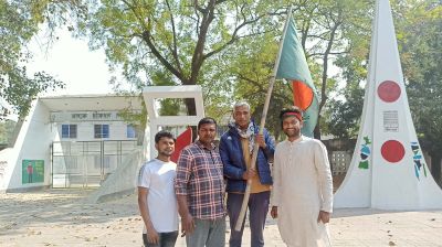 নাচোল শহীদ মিনার চত্বরে ছাত্রলীগের পতাকা উত্তোলন