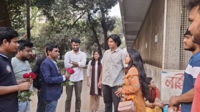 ঢাবিতে ছাত্রদলের গোলাপ বিতরণ, প্রধানমন্ত্রী তারেক রহমানকে অভিনন্দন