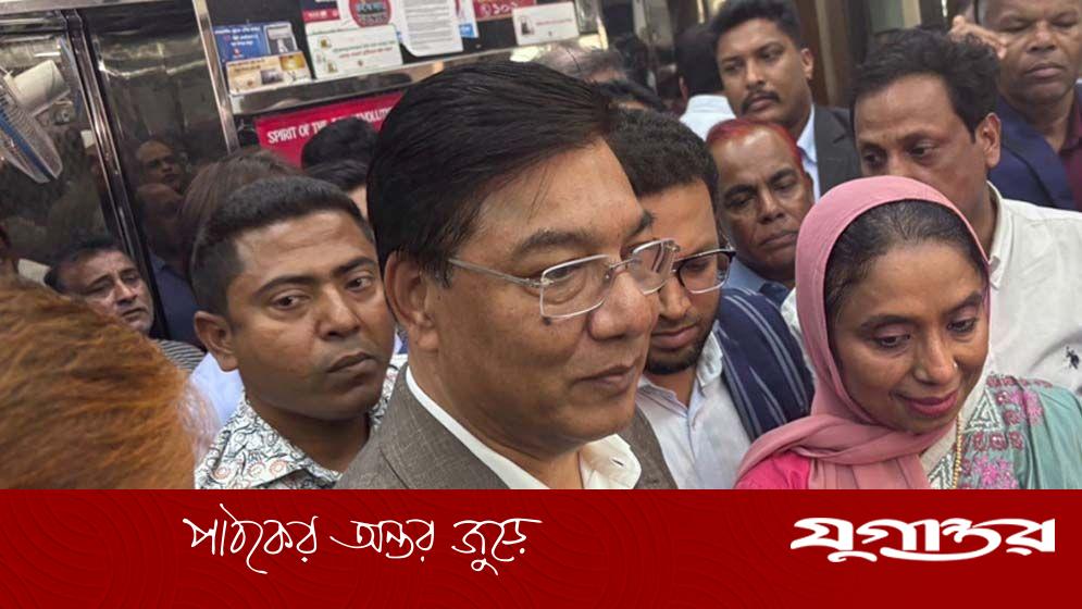 বিমানবন্দরে ইমিগ্রেশন শেষ হতেই লাগেজ পেতে চান প্রতিমন্ত্রী মিল্লাত