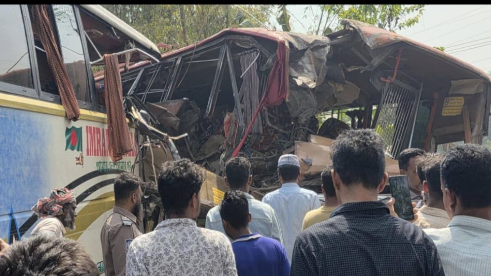 দুই বাসের মুখোমুখি সংঘর্ষে নিহত ২