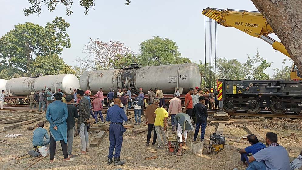 ‎১০ ঘণ্টা পর রহনপুর-রাজশাহী-চাঁপাইনবাবগঞ্জ রেল যোগাযোগ স্বাভাবিক