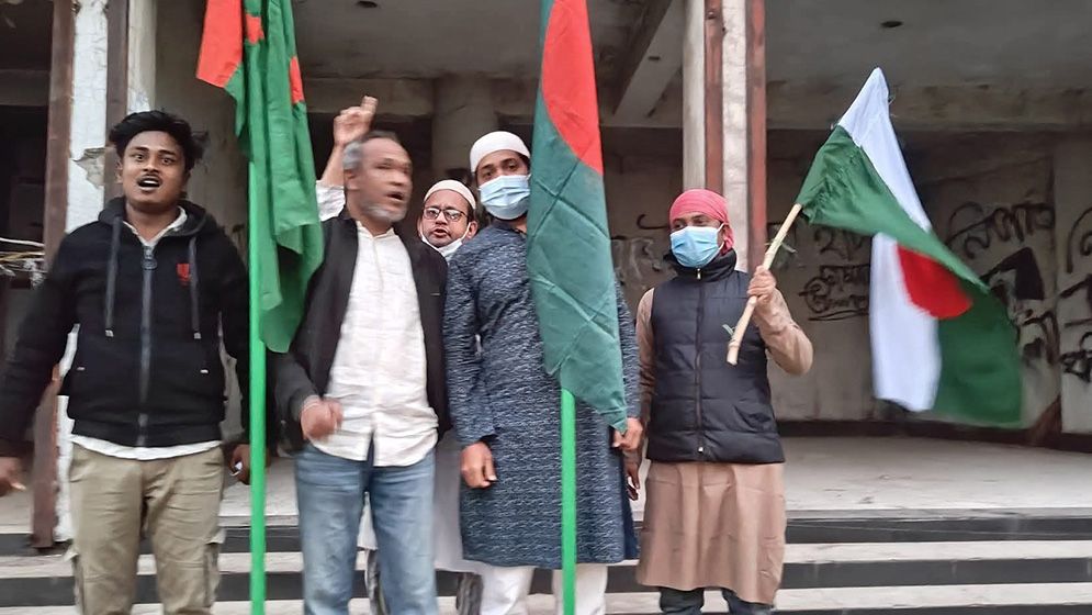 কার্যক্রম নিষিদ্ধ নওগাঁ আ.লীগ কার্যালয়ে জাতীয়-দলীয় পতাকা উত্তোলন