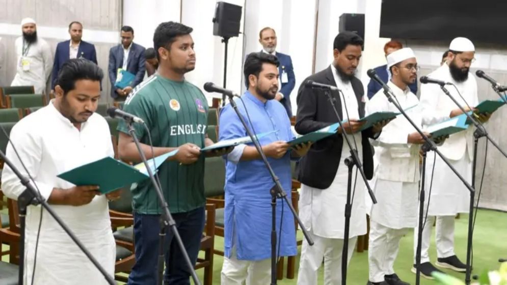 জার্সি পরে হাসনাতের শপথগ্রহণ ও সংসদের ‘ড্রেসকোড’ নিয়ে আলোচনা