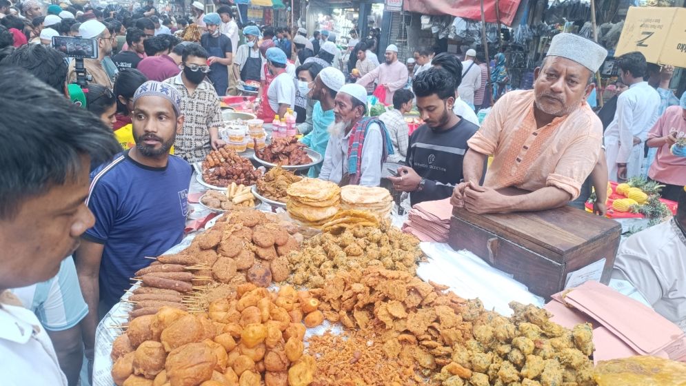 রোজা এলেই প্রাণ ফিরে পুরান ঢাকায়, চকবাজারে চার শতাব্দীর ইফতার উৎসব