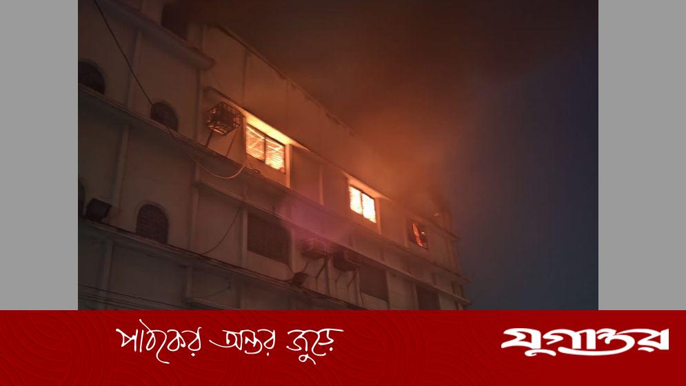 ঢাকার হাজারীবাগে ঝুটের গুদামে অগ্নিকাণ্ড: ফায়ার সার্ভিসের পাঁচ ইউনিটের তৎপরতায় নিয়ন্ত্রণ