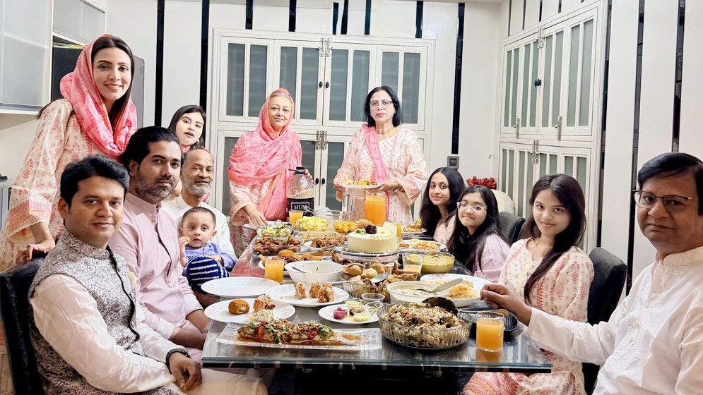 প্রিয়জনদের সঙ্গে প্রথম ইফতার মিমের