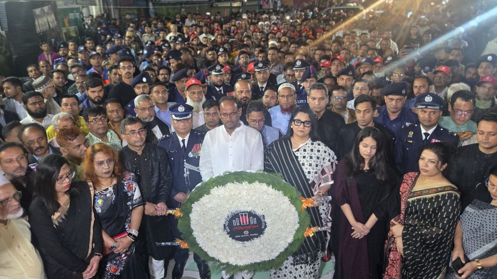 একুশের প্রথম প্রহরে শহীদ মিনারে টুকুর শ্রদ্ধা