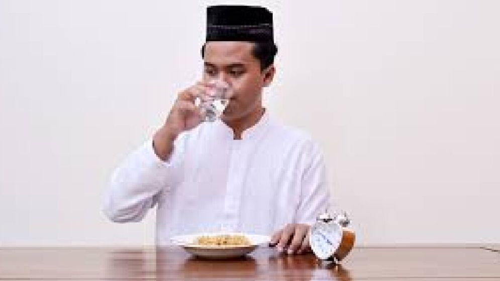 সময় আছে মনে করে ফজরে সেহরি খেলে রোজা কি হবে?