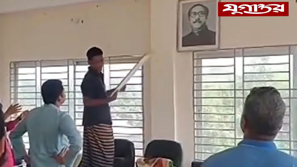 আ.লীগের অফিস খুলে দিলেন ইউপি চেয়ারম্যান, দখলে নিল বিএনপি-ছাত্রদল