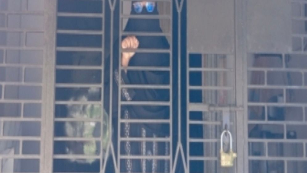 স্ত্রীর স্বীকৃতির দাবিতে বিষের বোতল হাতে অনশনে বিশ্ববিদ্যালয় শিক্ষার্থী