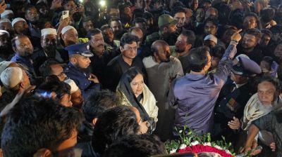 শহীদ মিনারে শ্রদ্ধা নিবেদনে রুমিন ফারহানাকে বাধা, ১৫০ জনের বিরুদ্ধে মামলা