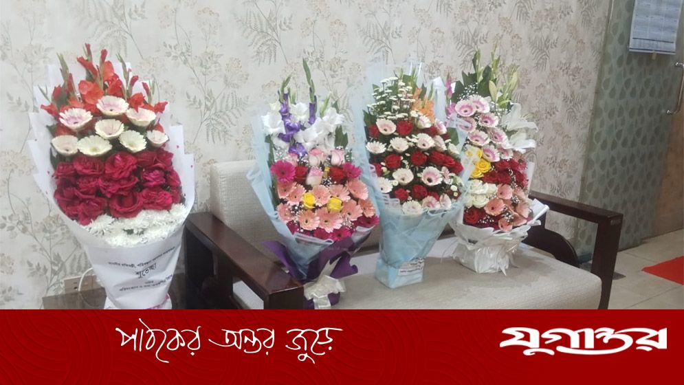 পরিকল্পনামন্ত্রী আমীর খসরু মাহমুদ চৌধুরীর ফুল নিতে অস্বীকৃতি, বললেন 'কাজ বেশি, কথা কম'