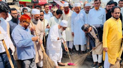 ঝাড়ু হাতে সড়কে শাহজাহান চৌধুরী