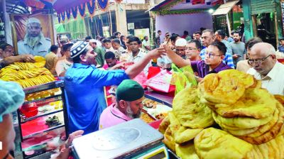 চকবাজারের পরেই আকর্ষণ নাজিরাবাজারের ইফতার