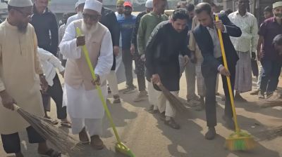 ঝাড়ু হাতে রাস্তা পরিষ্কার কাজে শাহজাহান চৌধুরী