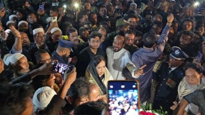 শহীদ মিনারে শ্রদ্ধা নিবেদনে রুমিন ফারহানাকে বাধা, ১৫০ জনের বিরুদ্ধে মামলা