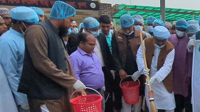 নিজেই ঝাড়ু দিয়ে হাসপাতাল পরিষ্কার করলেন এমপি আজাদ