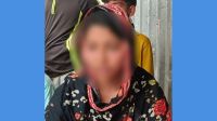 বিয়ের দাবিতে প্রেমিকের বাড়িতে এক সন্তানের জননীর অনশন