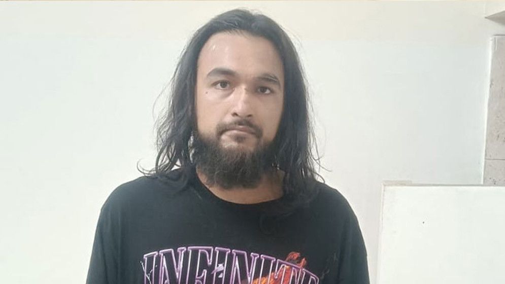জামিন পেয়ে আদালত প্রাঙ্গনে নোবেলের গান পরিবেশন