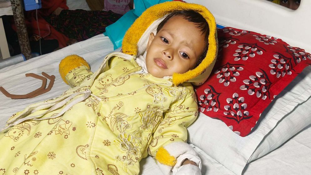 শিশু ফাতিমাকে বাঁচাতে ভ্যানচালক বাবার আকুতি