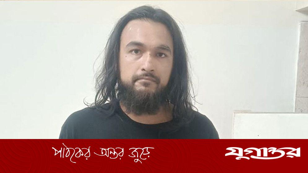 গায়ক নোবেল জামিন পেয়ে আদালত প্রাঙ্গণে গান পরিবেশন করলেন